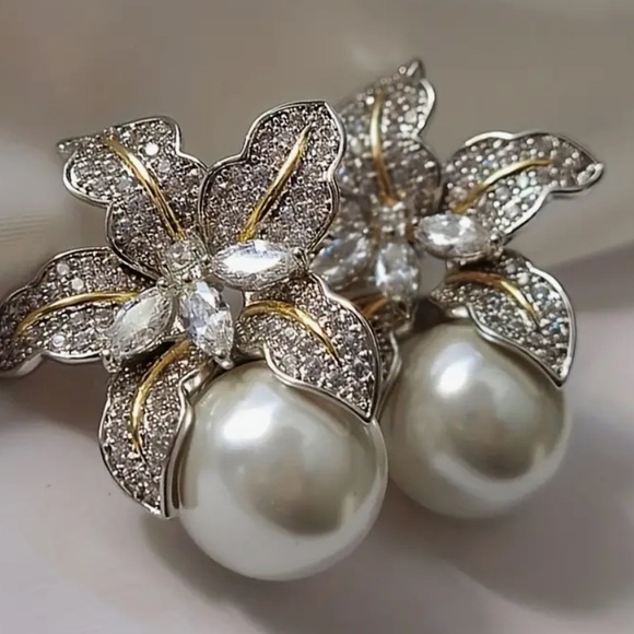 Retro Sparkling Flower & Pearl Earrings - Picture 4 of 6